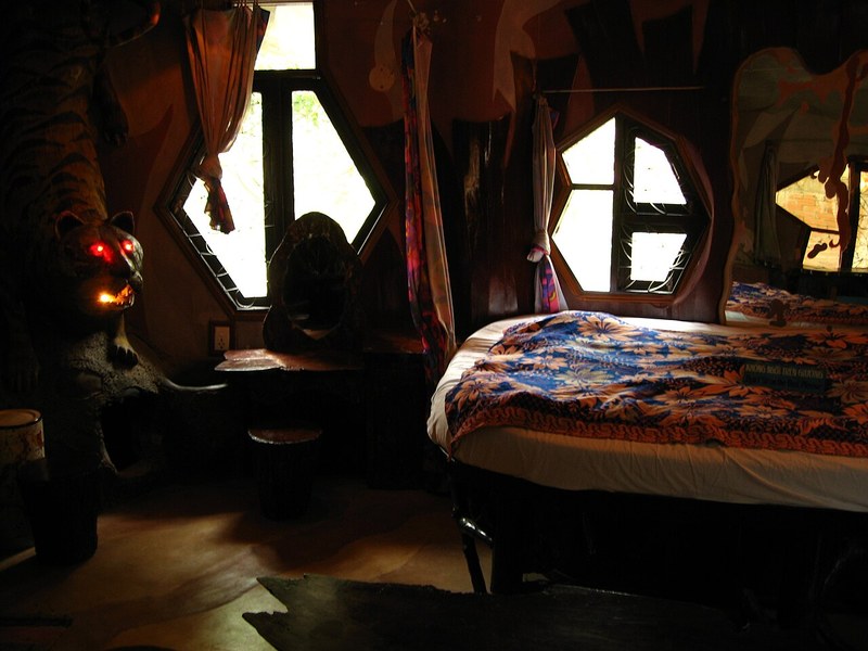 Phòng nghỉ trong Crazy House với cửa sổ lục giác