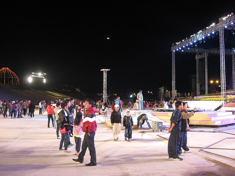Quảng trường về đêm mùa festival