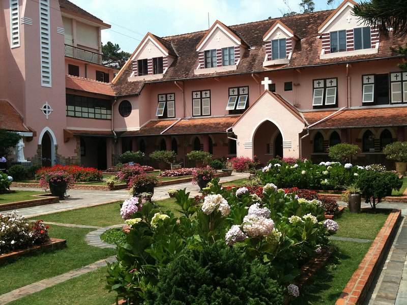 Sân vườn tu viện Domaine de Marie
