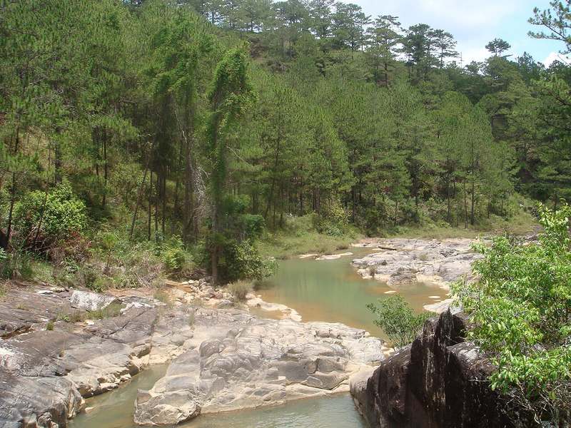 Dòng suối đá trong Thung Lũng Vàng