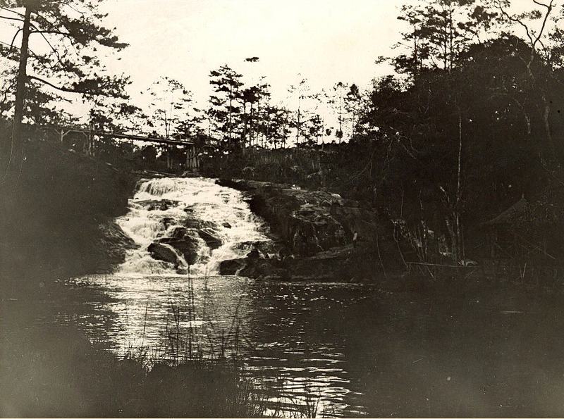 Thác Cam Ly trong ảnh chụp khoảng năm 1925