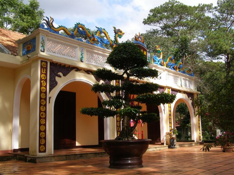 Một công trình mái rồng có cây bonsai lớn trong khu Prenn