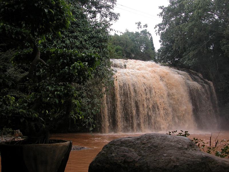 Thác Prenn mùa mưa nước đục màu đất đỏ