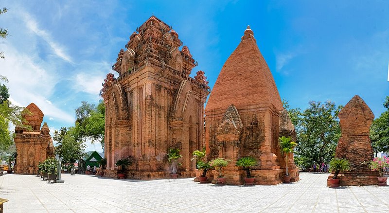 Các tháp gạch đỏ của tháp Bà Ponagar
