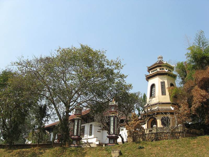 Ngọn tháp nhiều tầng giữa hàng cây trong chùa Linh Sơn