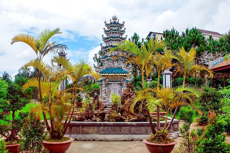 Tháp mộ nhiều tầng trong khuôn viên chùa Linh Sơn