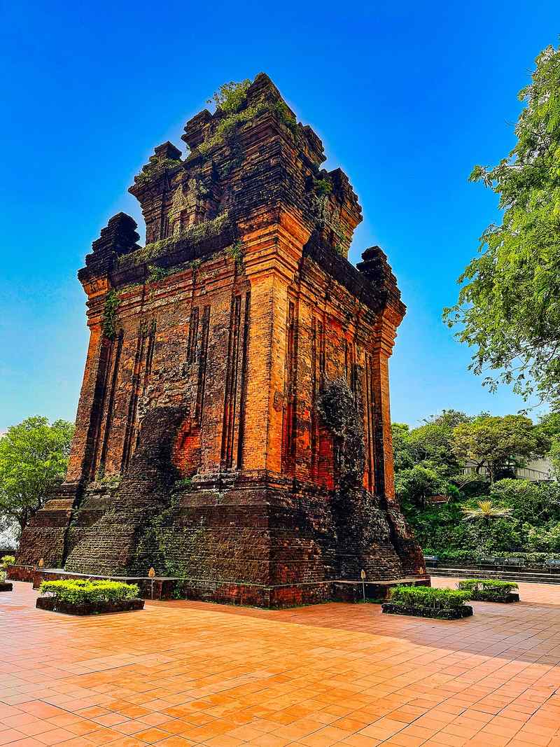 Tháp Nhạn trên núi Nhạn ở Tuy Hòa