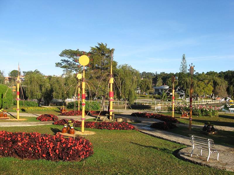 Tiểu cảnh hoa và đèn trang trí ven hồ Xuân Hương