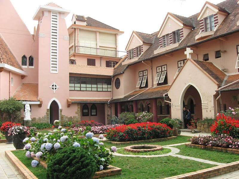 Dãy nhà tu viện và vườn hoa trong khuôn viên Domaine de Marie