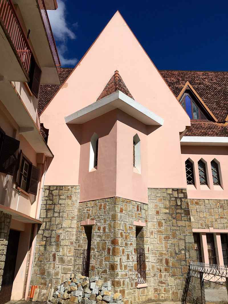 Chân tường xây đá chẻ của nhà thờ Domaine de Marie