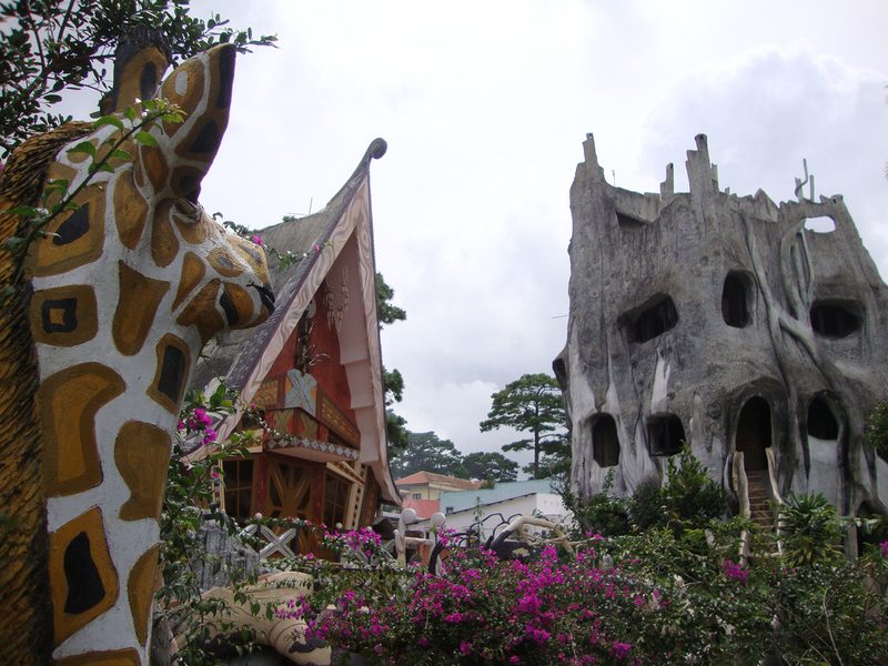 Tượng hươu cao cổ trước các khối nhà trong Crazy House