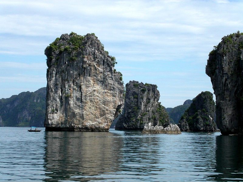 Đảo đá vôi trên vịnh Hạ Long