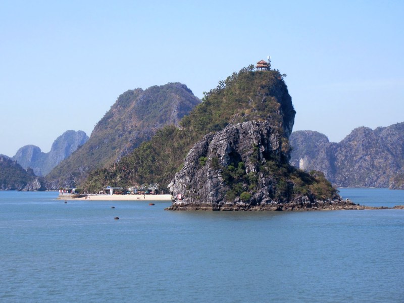 Đảo Ti Tốp và bãi tắm