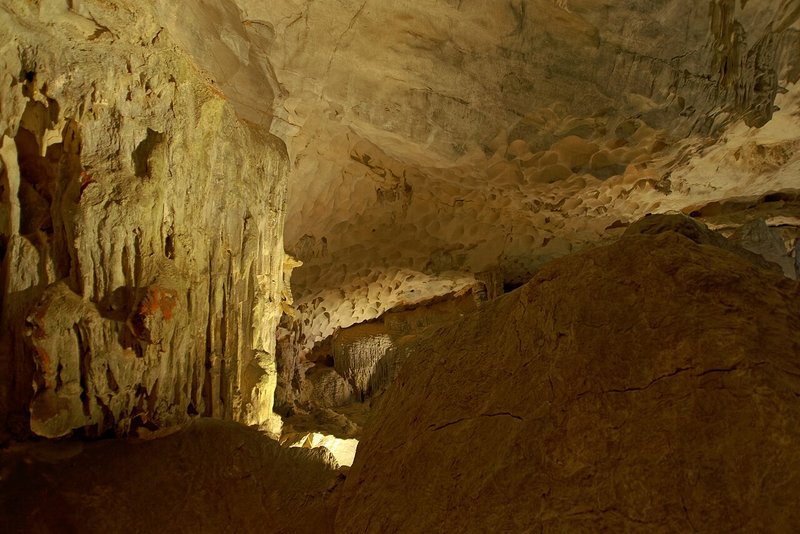 Bên trong hang Sửng Sốt