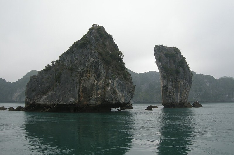 Hòn Gà Chọi trên vịnh Hạ Long