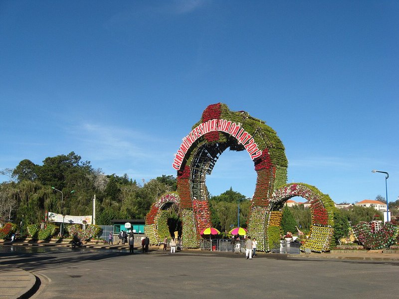 Vòm hoa ven hồ Xuân Hương mùa Festival Hoa