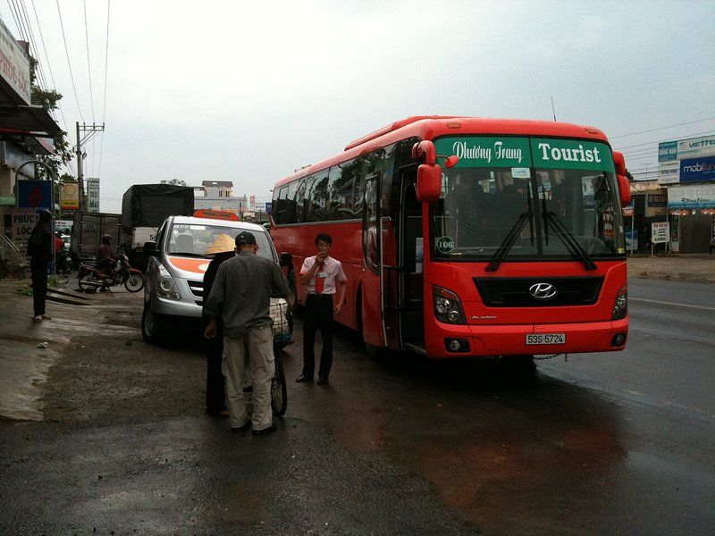 Xe khách Phương Trang dừng ven đường ở Lâm Đồng